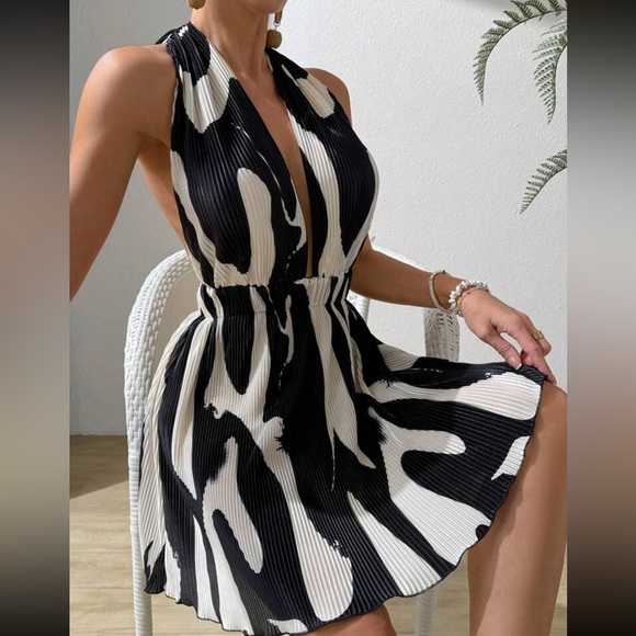 Women's Printed Pleated Halter Neck Backless Vacation Dresses - Picture 4 of 4